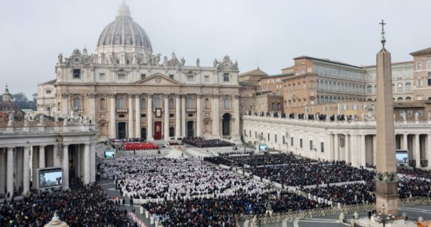 Bento XVI: Cerca de 50 mil pessoas assistiram ao funeral do Papa emérito