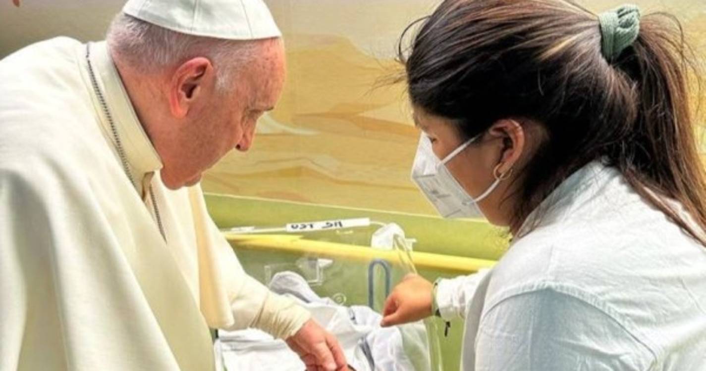 Vaticano: Papa visitou crianças com cancro e batizou bebé