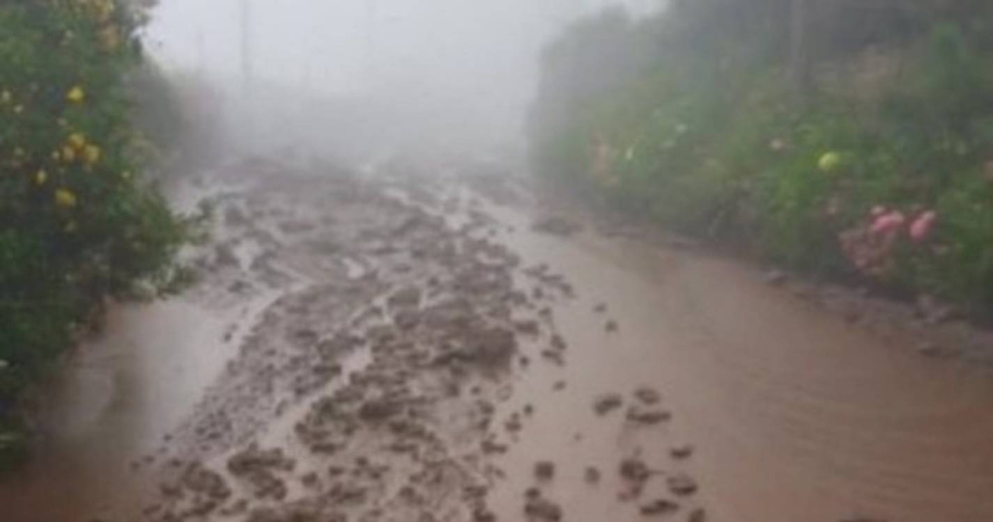 Enxurrada fecha estrada no Jardim da Serra (com vídeo)