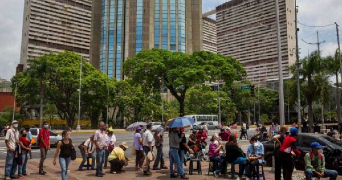 Covid-19: Madeirense esperou 8 horas na fila para ser vacinado na Venezuela