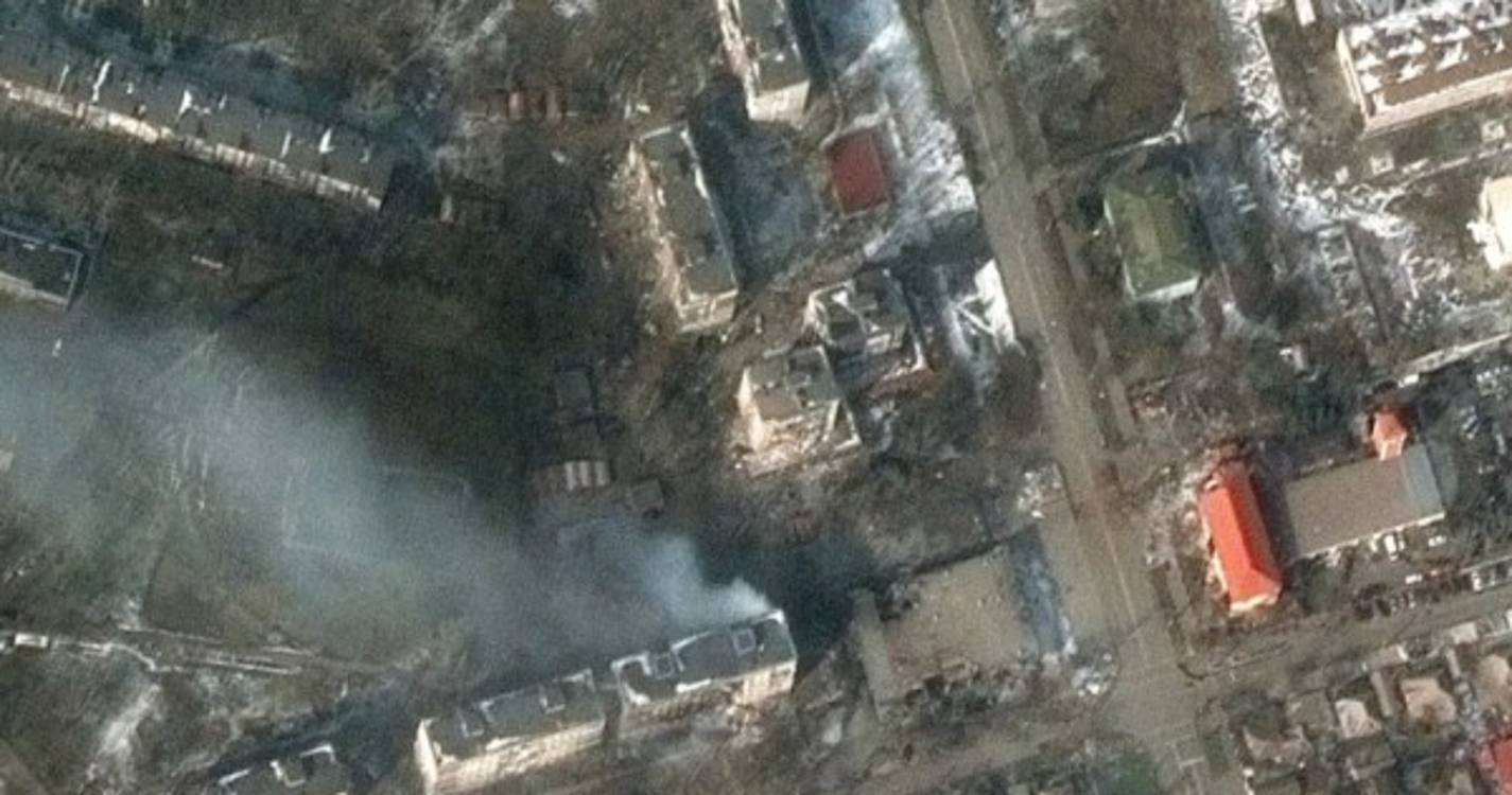 Ucrânia: Rússia bombardeia teatro de Mariupol onde estavam centenas de civis