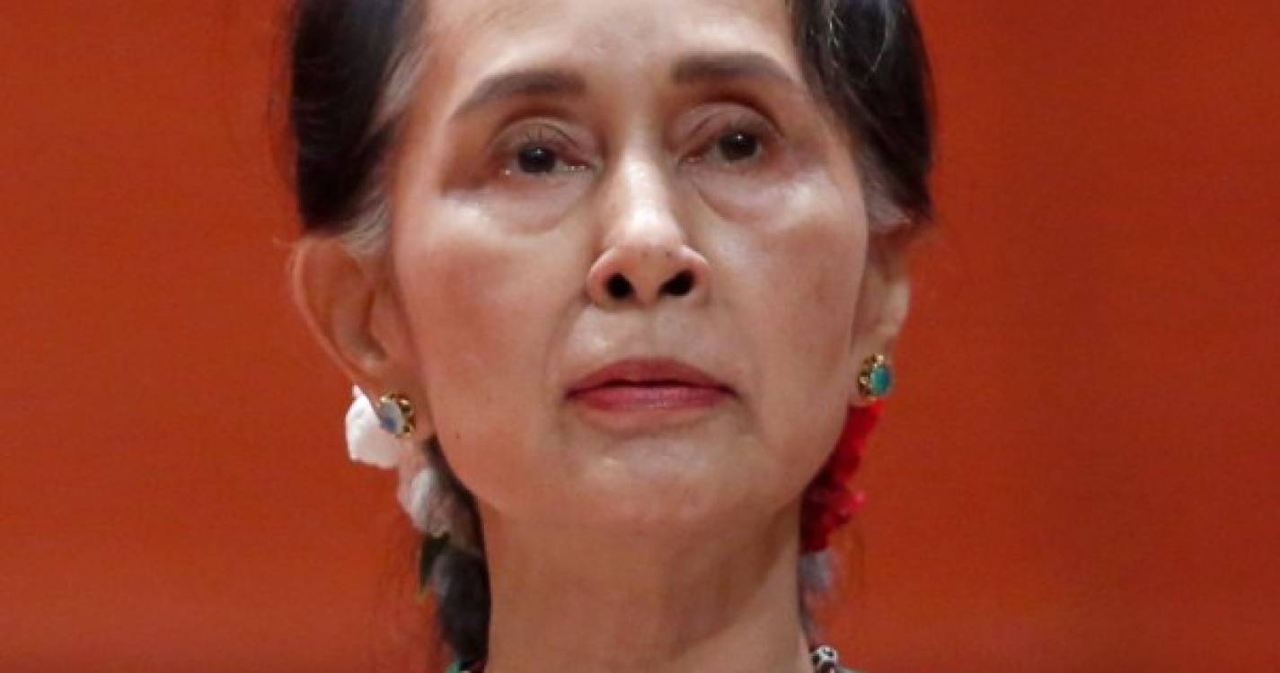 Líder deposta de Myanmar condenada a quatro anos de prisão