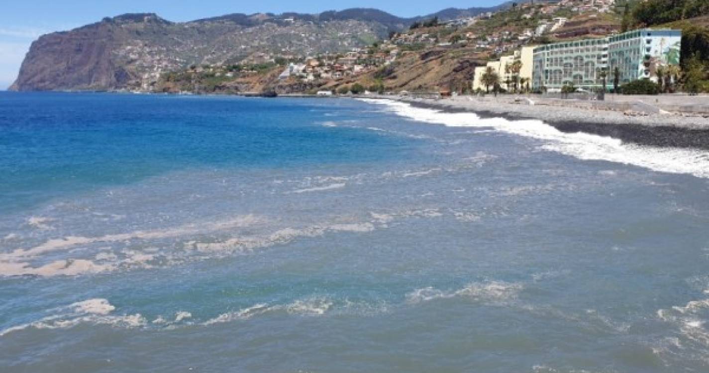 Mau aspeto da água do mar entre o Funchal e Câmara de Lobos gera descontentamento