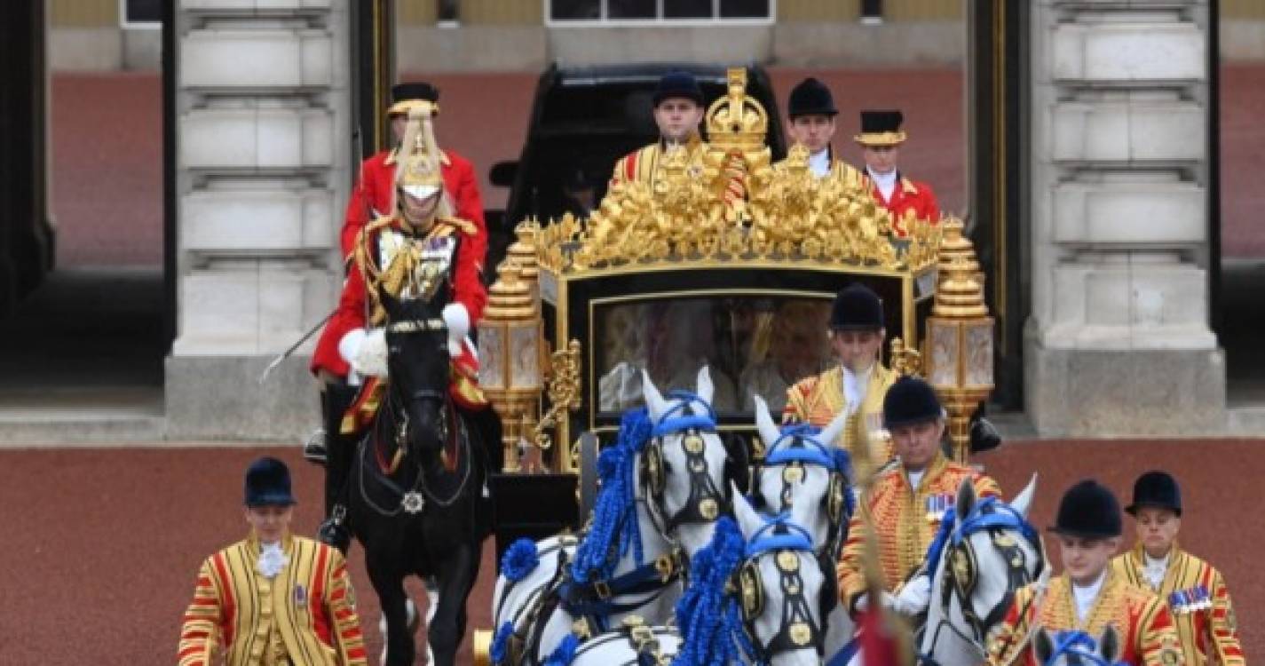 Reino Unido: Cortejo que leva Carlos III até à sua coroação começou em Londres