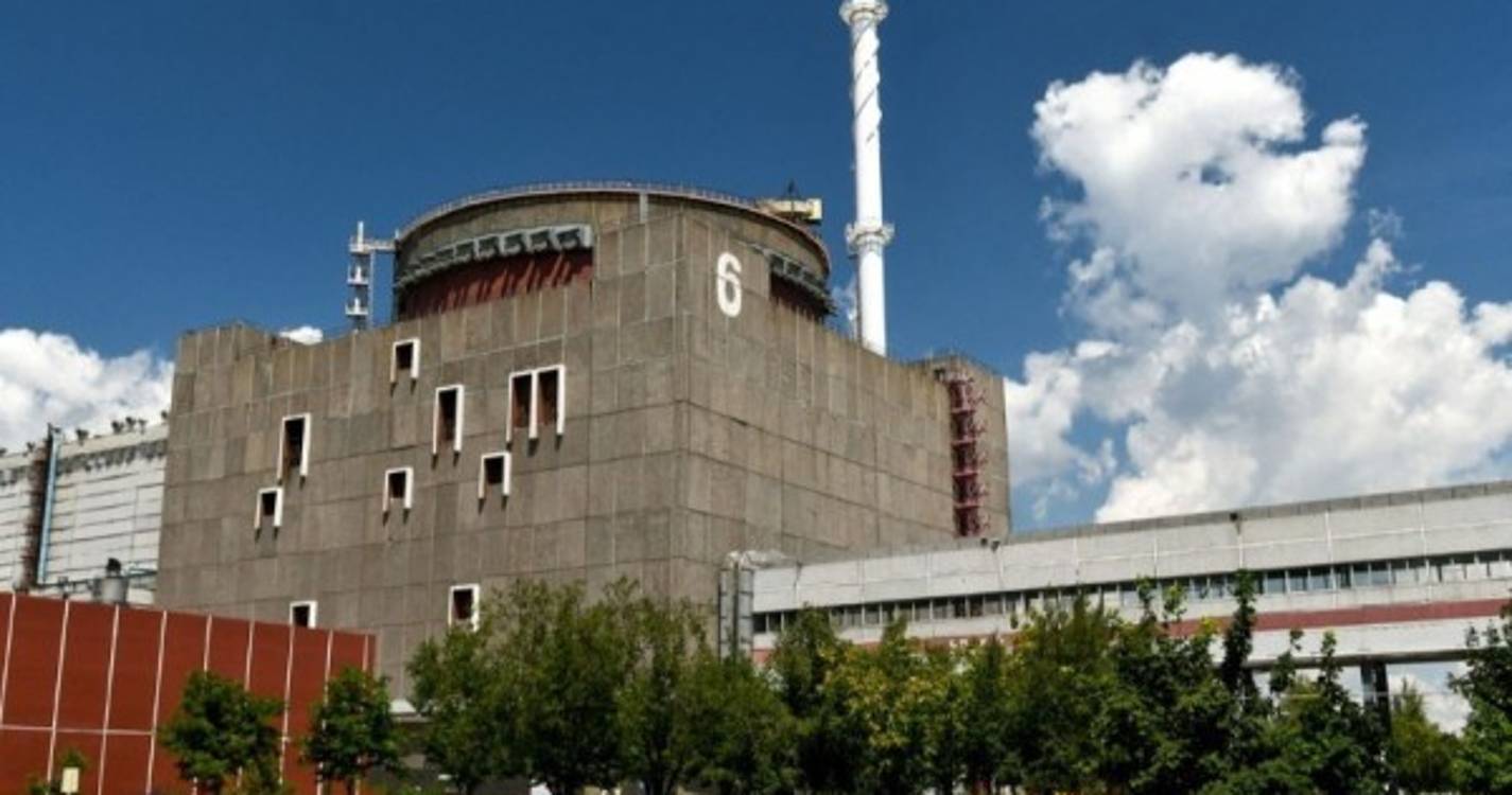 Ucrânia: AIEA mantém visita à central nuclear apesar dos bombardeamentos