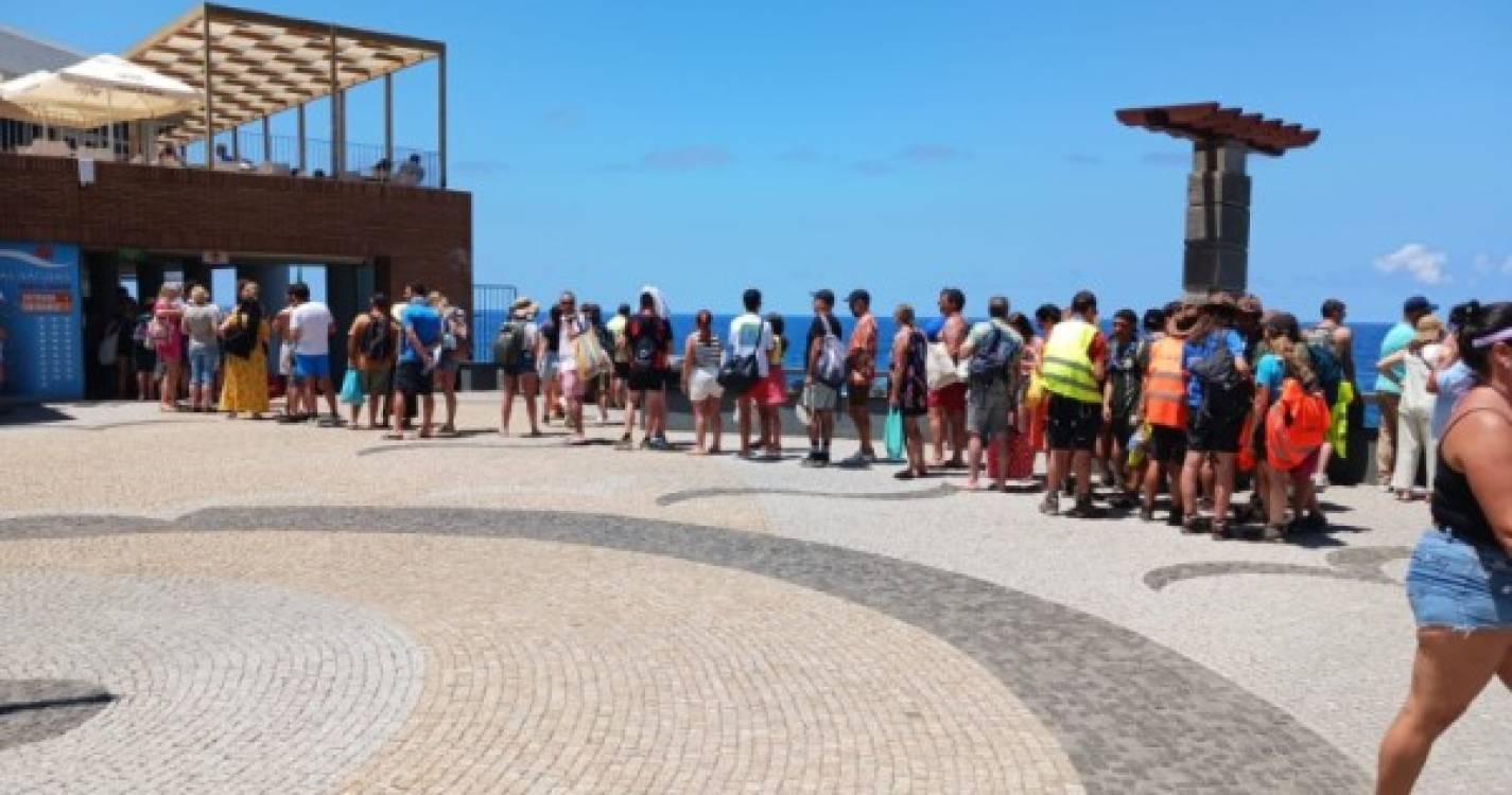 Fila para entrar nas Piscinas do Porto Moniz (com fotos)