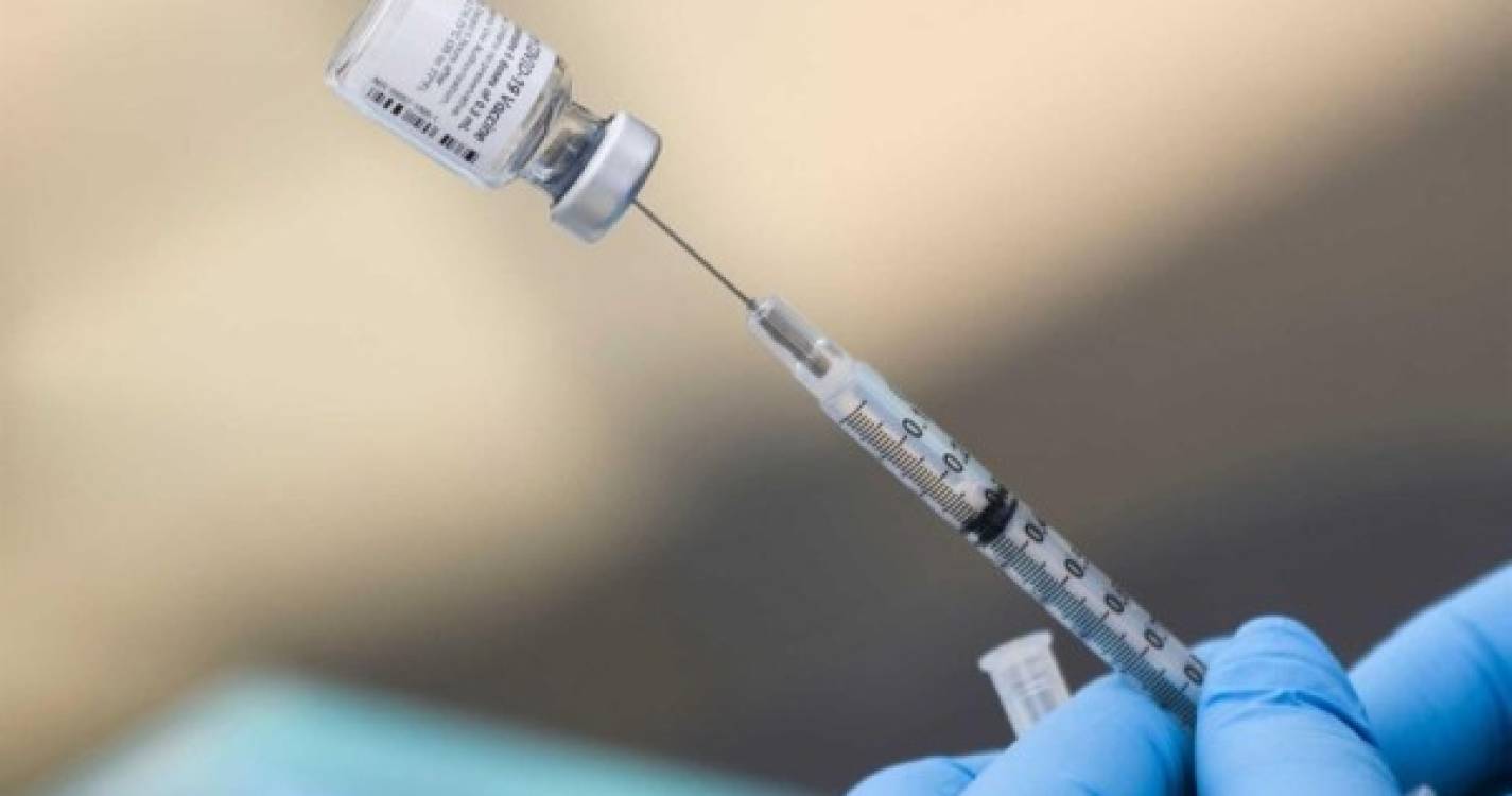Regulador da UE decide hoje sobre uso da vacina da Pfizer em crianças até 11 anos