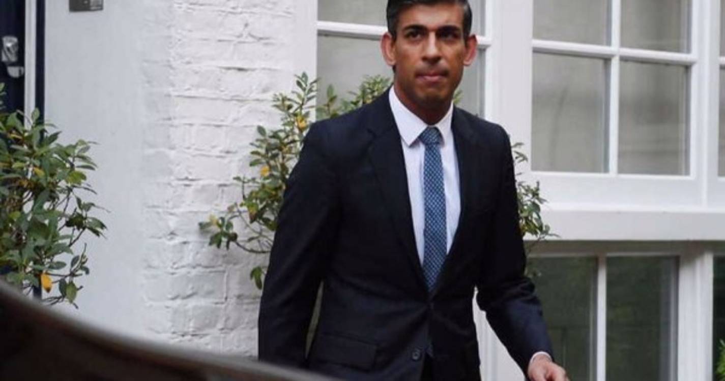 PM britânico arrependido de ter nomeado ministro que se demitiu