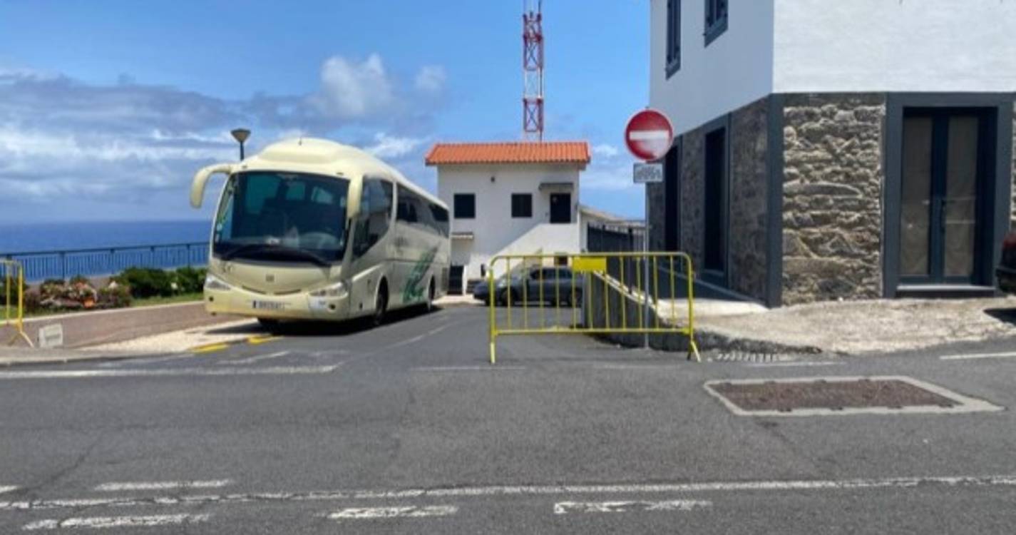 Barreira impede passagem de automóveis na zona do Seixal