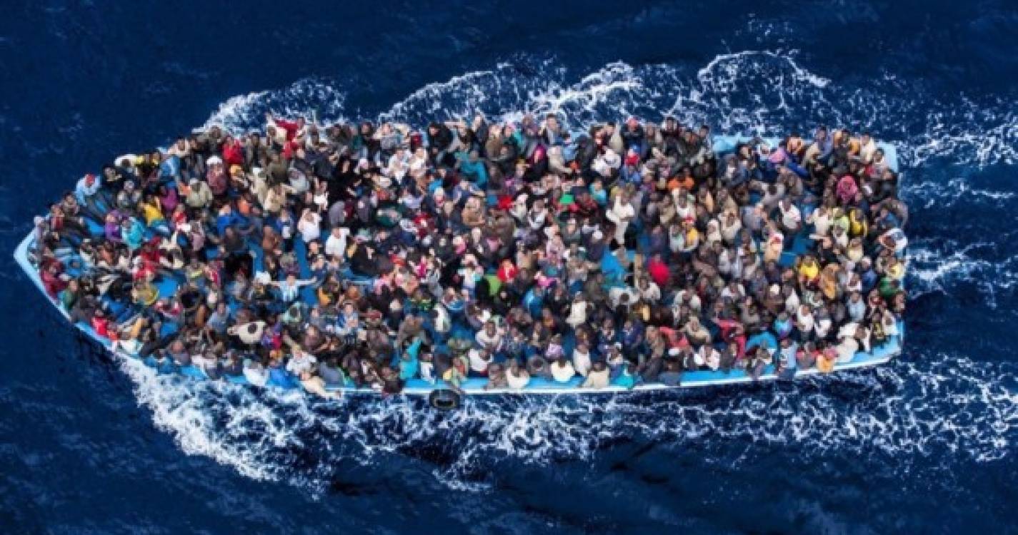 Migrações: Dois mortos num naufrágio ao largo da costa grega