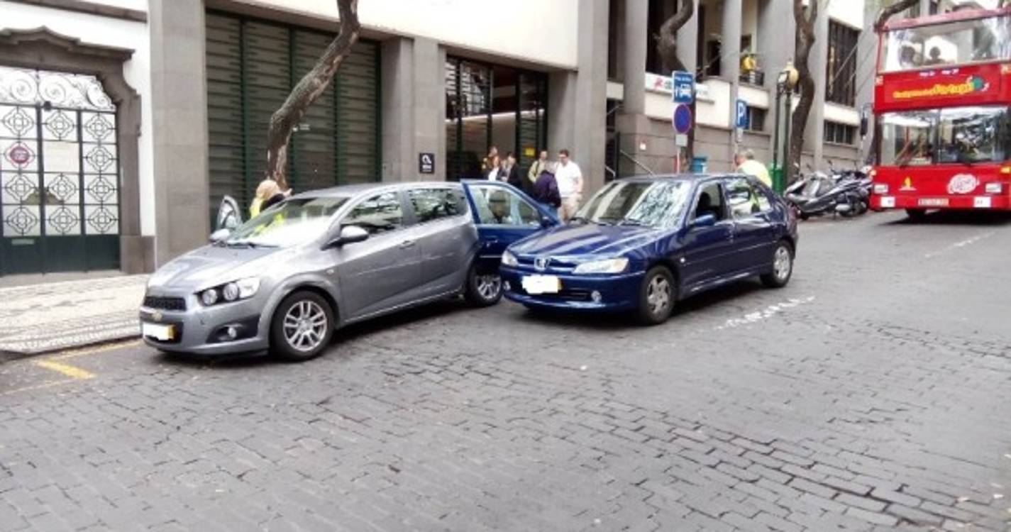 Acidente caricato na Avenida Zarco
