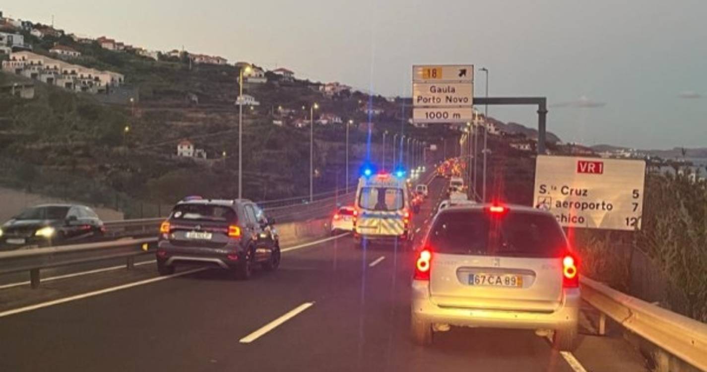 Despiste de moto na VR1 na zona de Santa Cruz deixa motociclista ferido