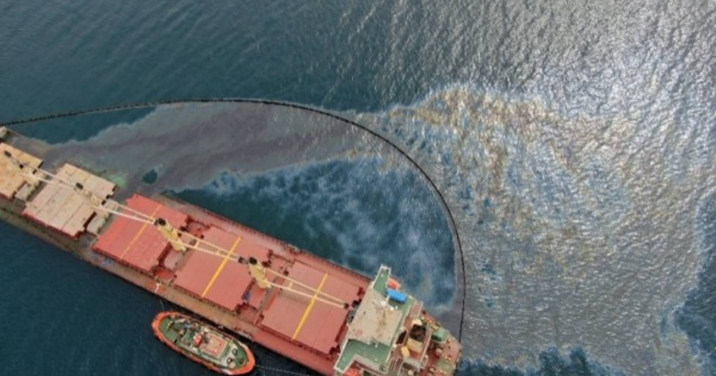 Bombeados 41 mil litros de combustível de navio encalhado em Gibraltar