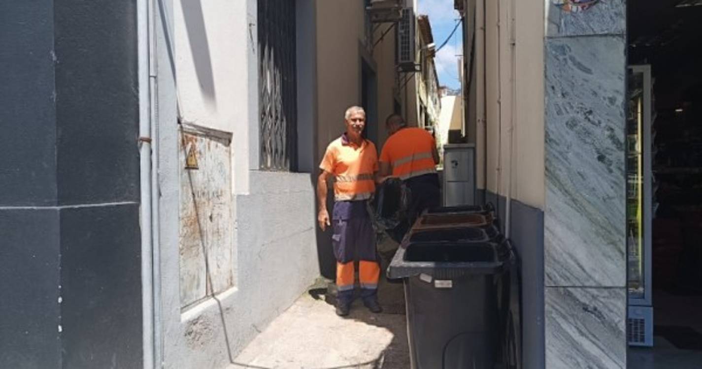 Funcionários da Câmara já limparam o lixo no Beco do Tintureiro