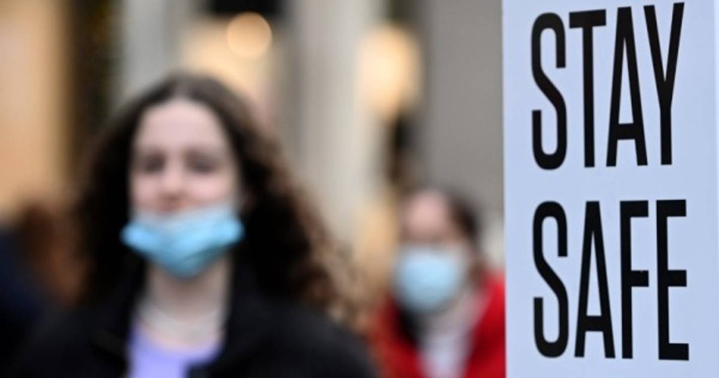 Covid-19: Epidemiologista admite infeção natural se Ómicron causar menos doença grave