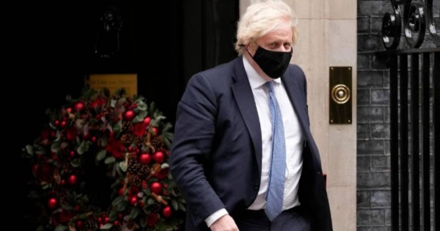 Primeiro-ministro britânico desculpa-se por festa, mas oposição quer demissão