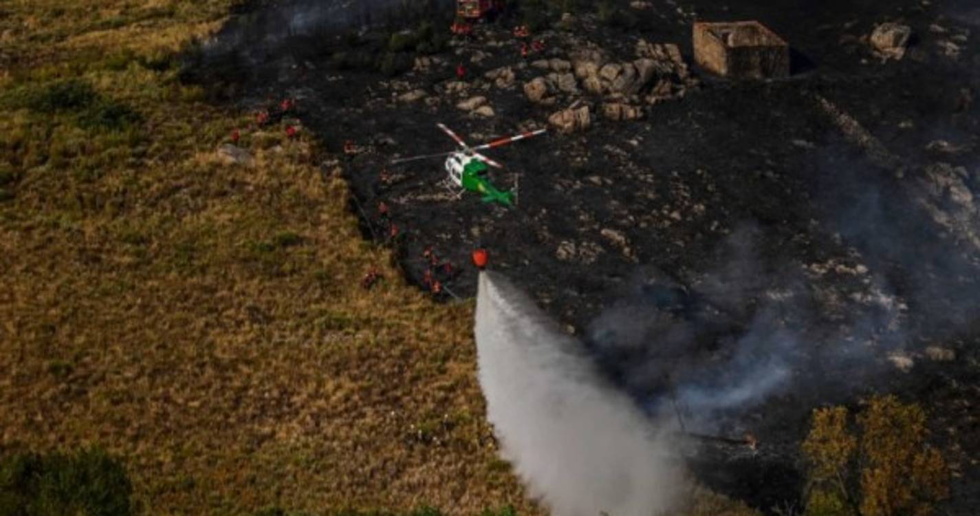 Doze meios aéreos combatem incêndio na serra da Estrela