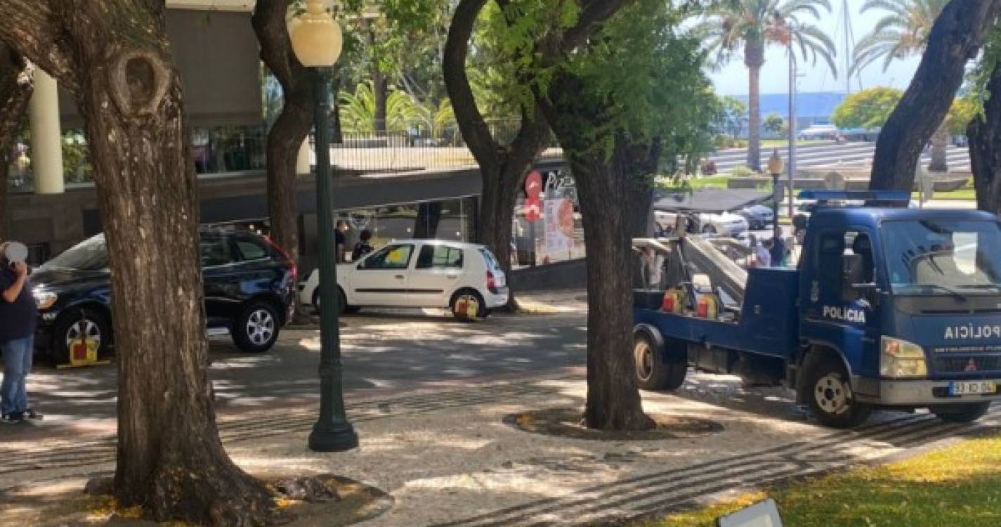 Carros bloqueados e rebocados pela Polícia na Avenida Zarco (com fotos)
