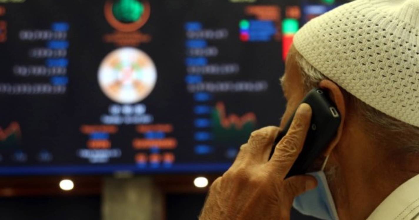 Euro mantém-se abaixo de 1,16 dólares