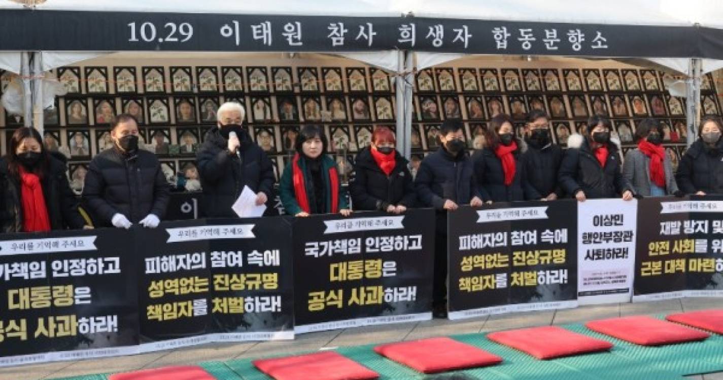 Familiares de vítimas da debandada do Halloween em Seul em confrontos com a polícia