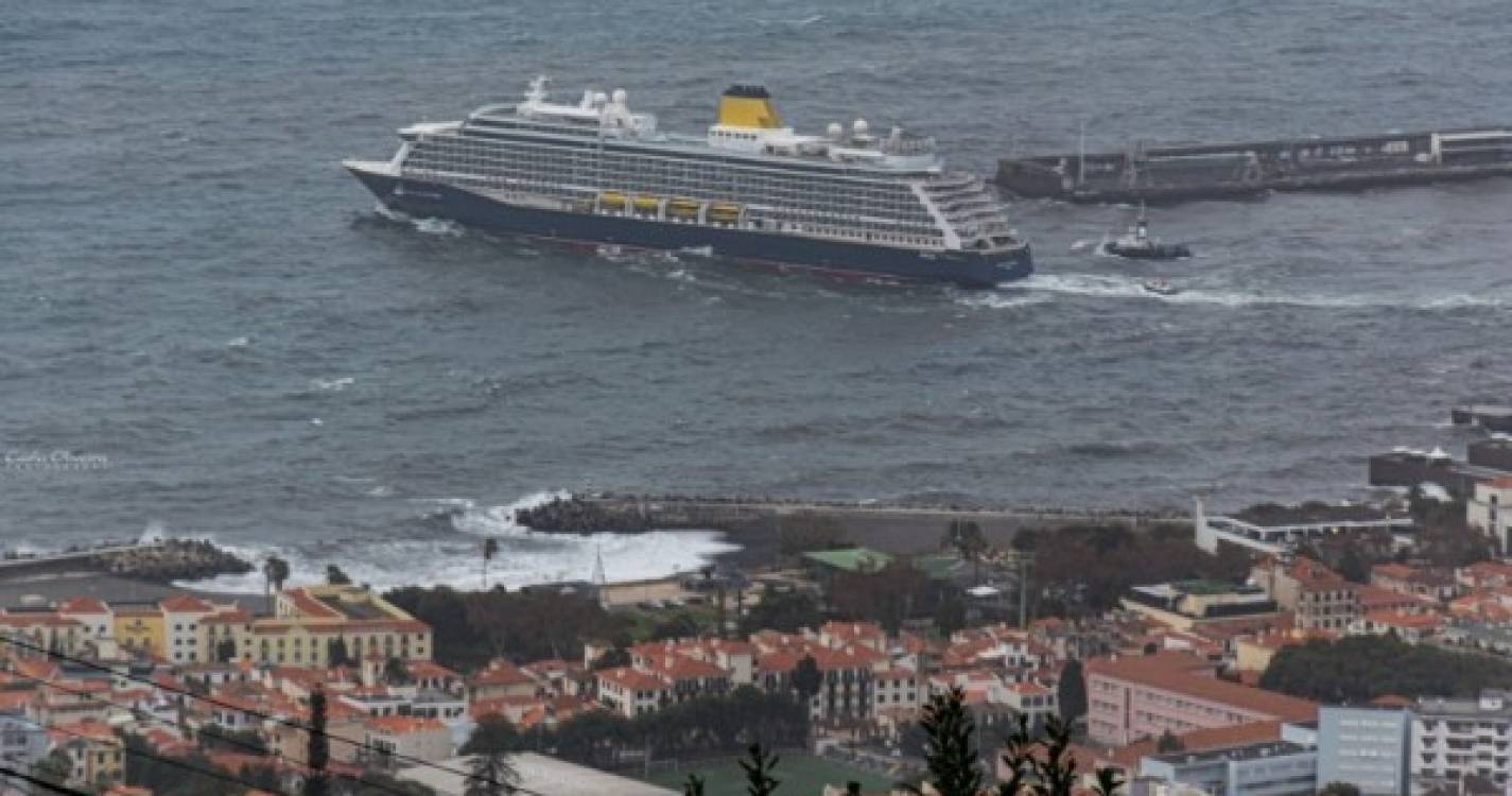 Spirit of Discovery cancela escala na Madeira após várias tentativas de atracagem