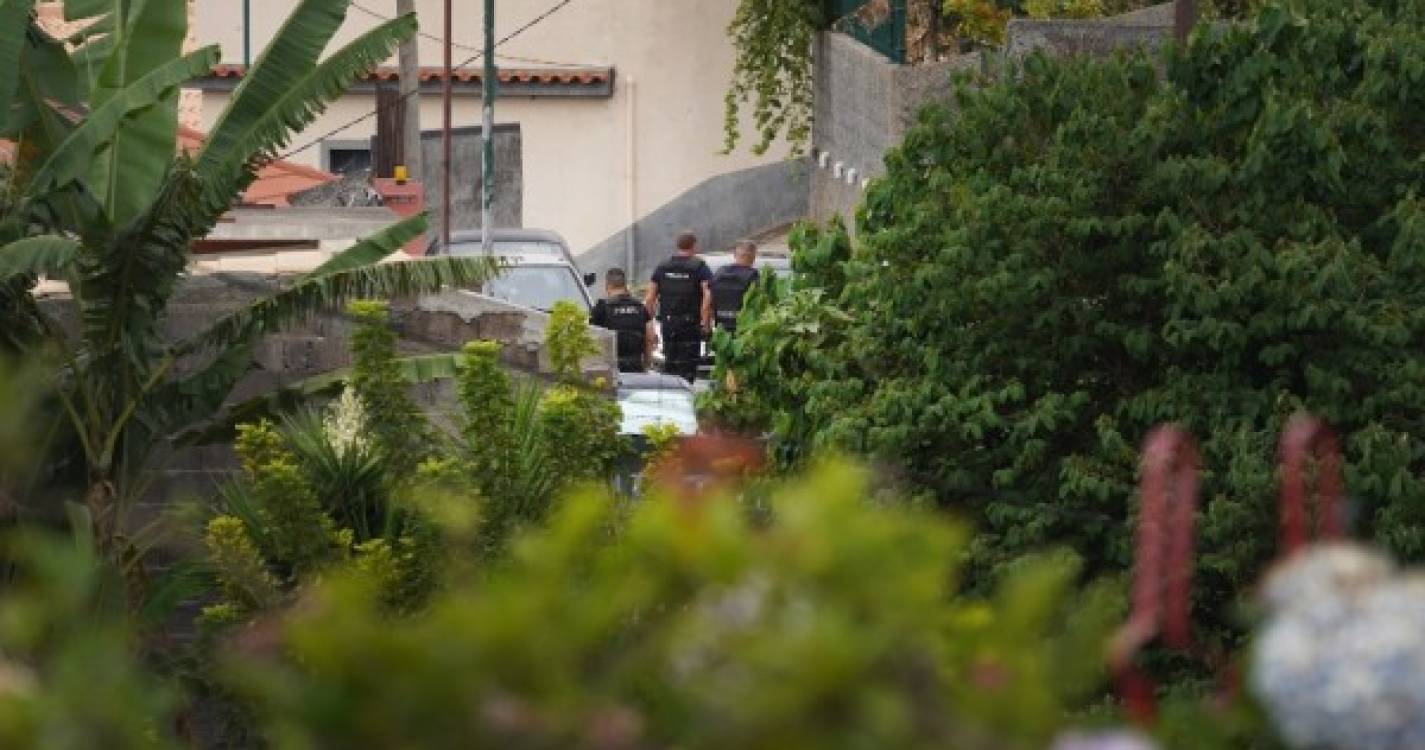 São Roque: PSP fecha rua e identifica três em casa suspeita
