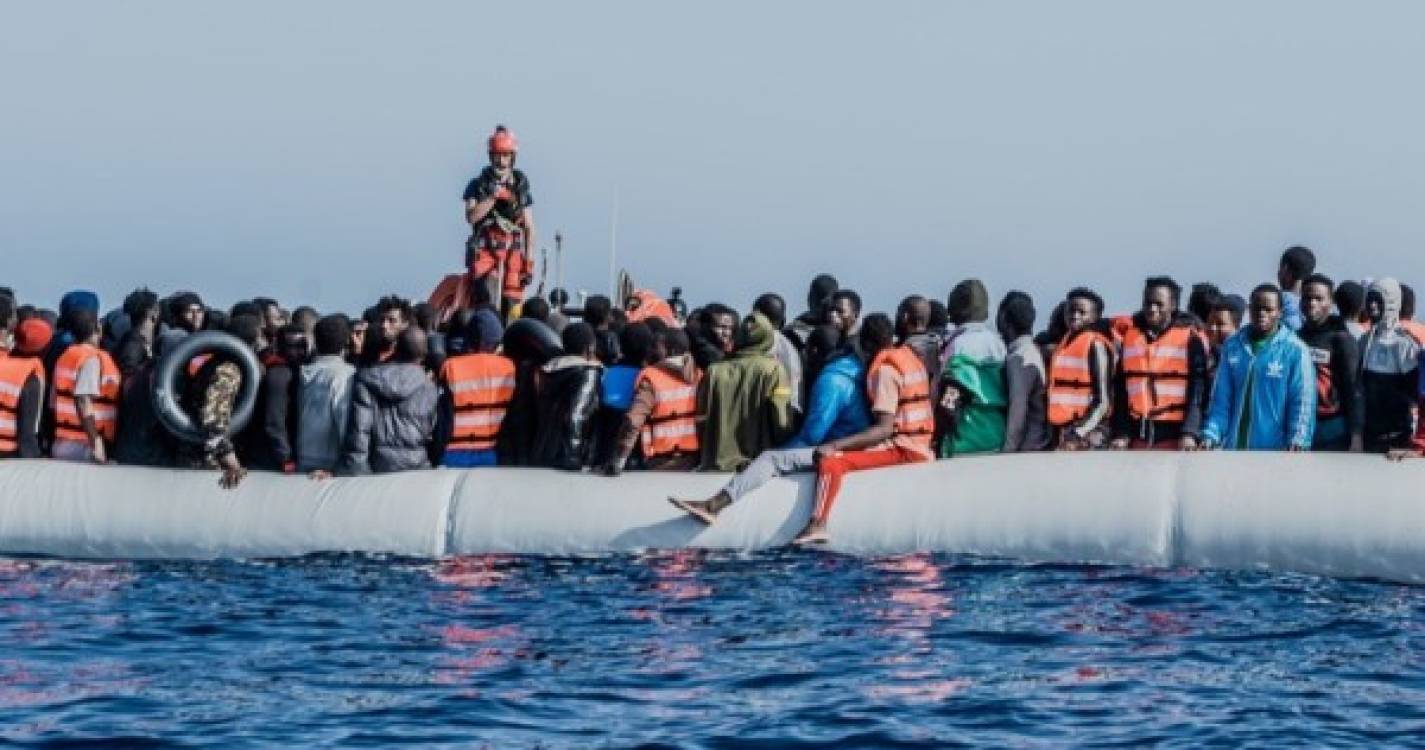 Migrações: Quase 660 resgatados no Mediterrâneo vão desembarcar em Itália