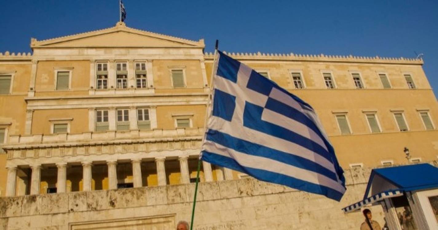 Parlamento grego antecipa reinício da atividade devido ao escândalo das escutas telefónicas ilegais