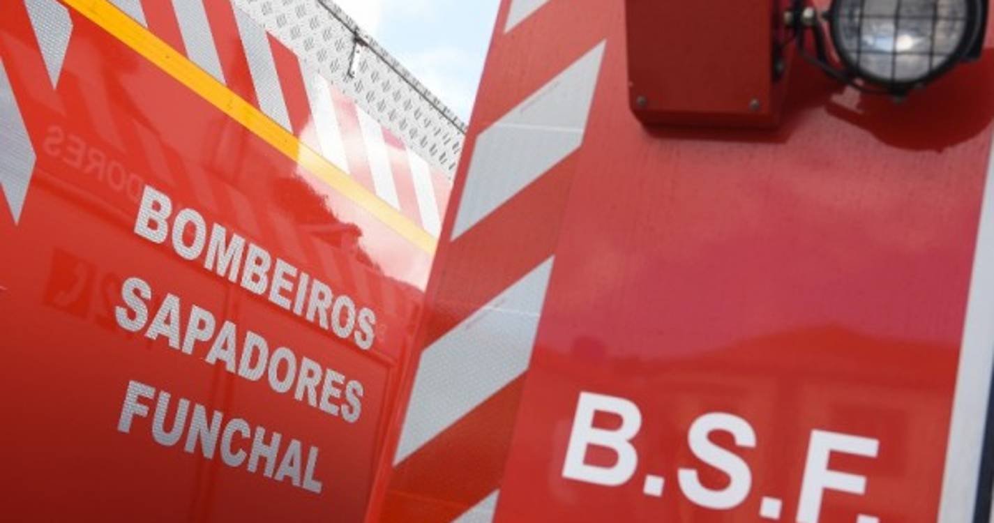 Carro destravado desliza e ocupa faixa de rodagem em São Roque