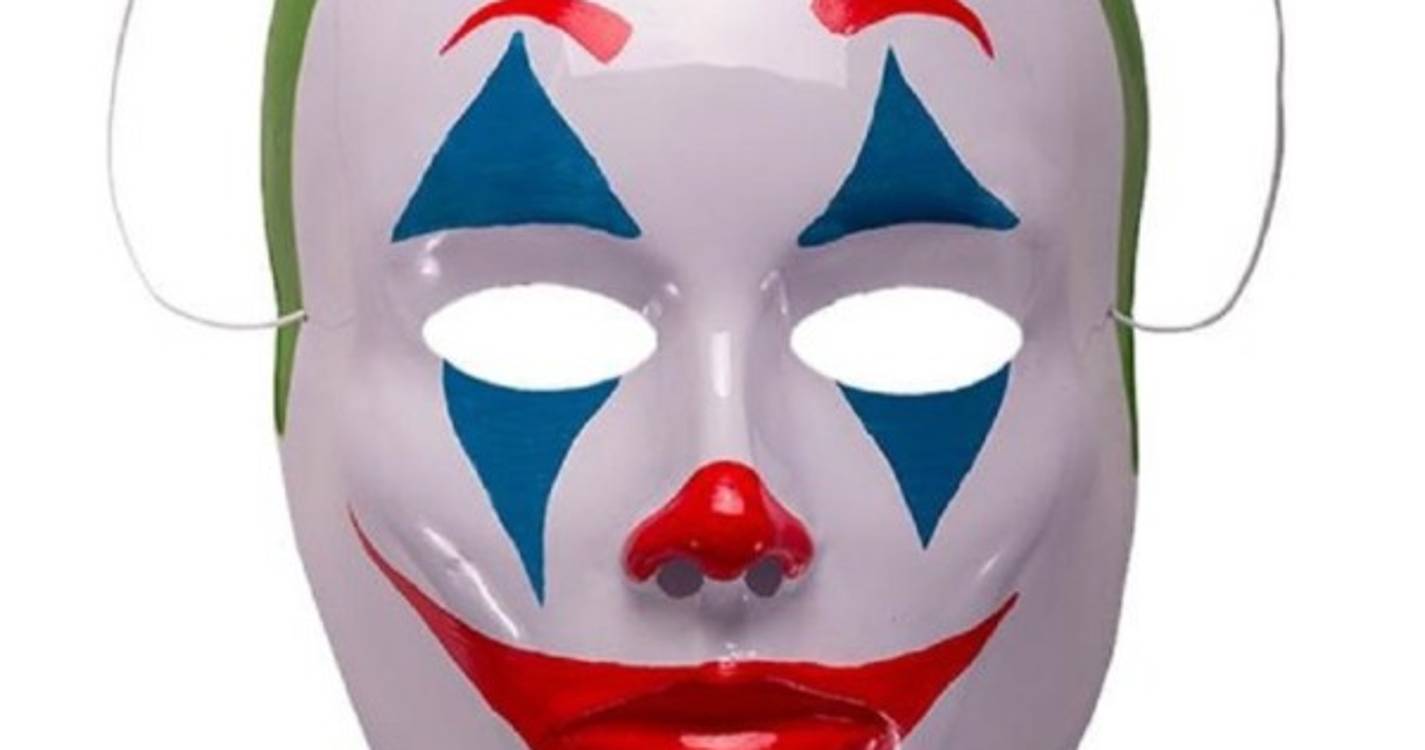 Jovem com máscara de palhaço passeia em pleno dia no centro do Caniço