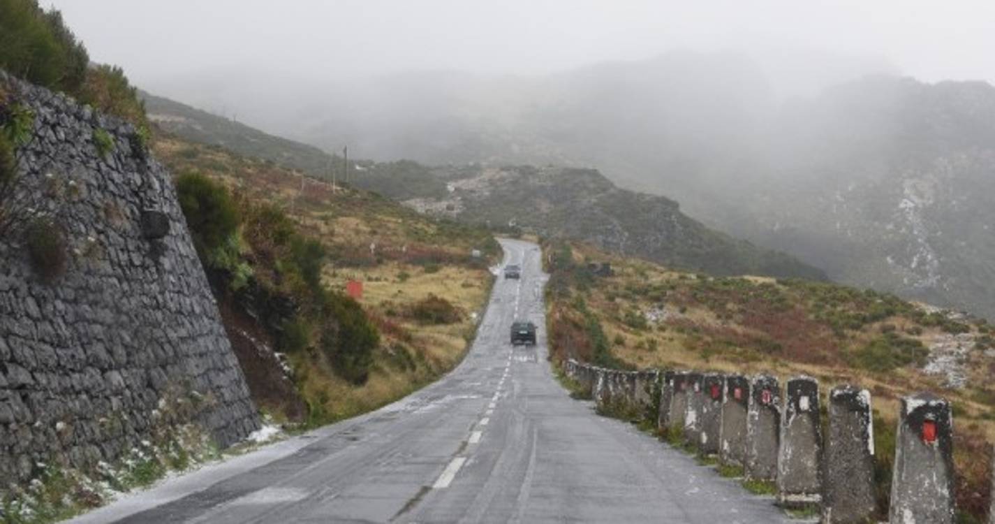 Queda de neve encerra estrada entre o Poiso e o Pico do Areeiro