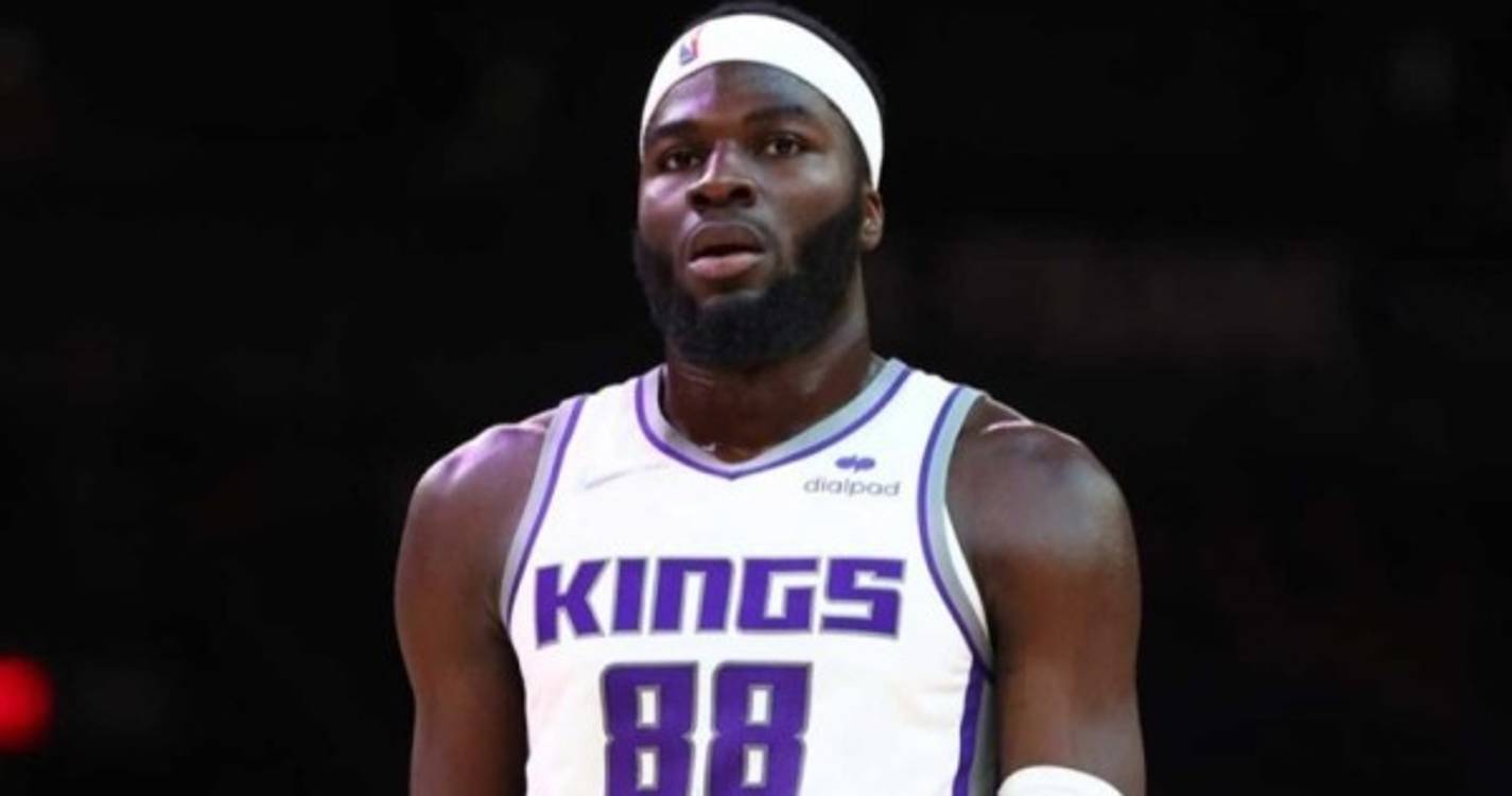 Basquetebolista Neemias Queta dispensado pelos Sacramento Kings