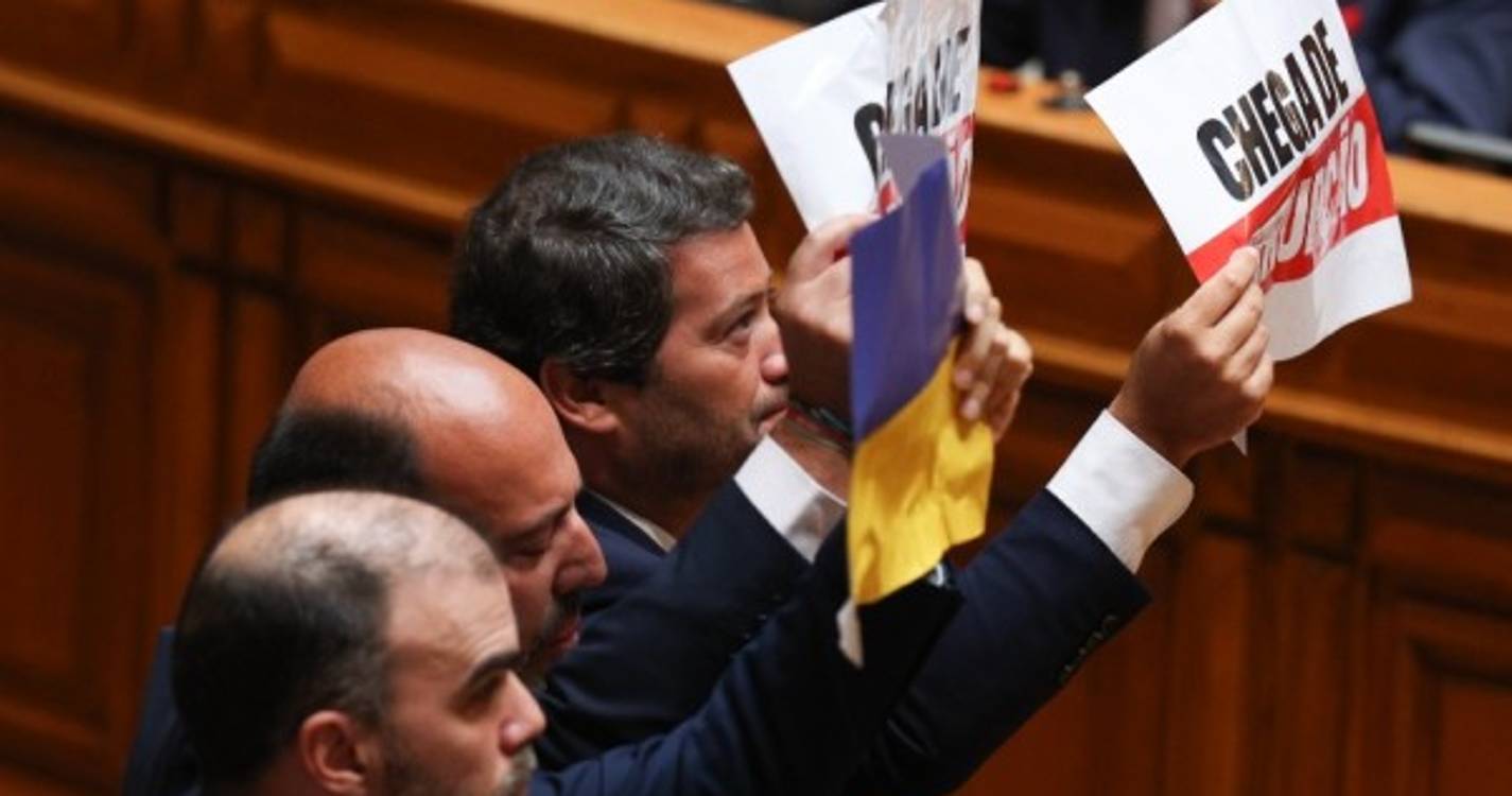 Santos Silva diz que "chega de insultos" quando Chega levanta cartazes durante discurso de Lula