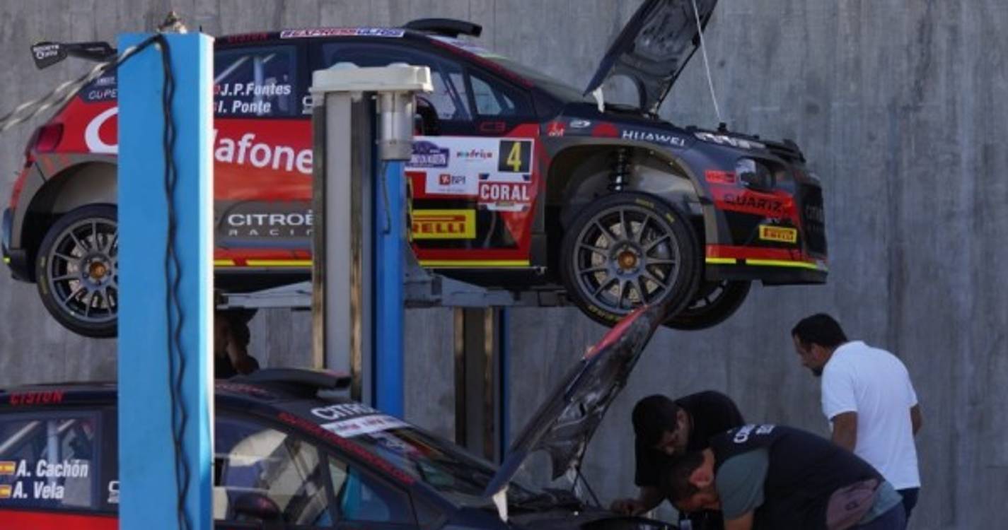 Amantes do rali acompanham Verificações Técnicas