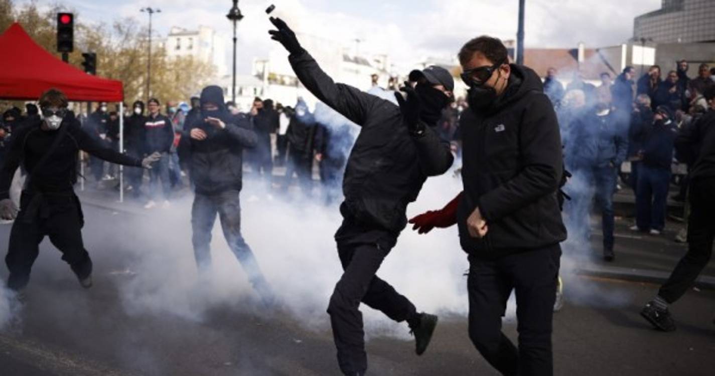 Novos protestos contra lei das pensões em França antes de decisão sobre constitucionalidade
