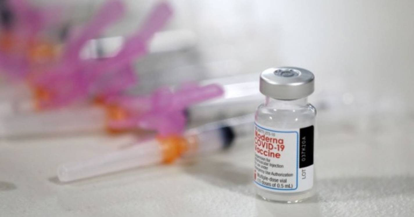 Covid-19: Epidemiologistas recomendam suspensão da vacina da Moderna nos EUA devido a reações alérgicas