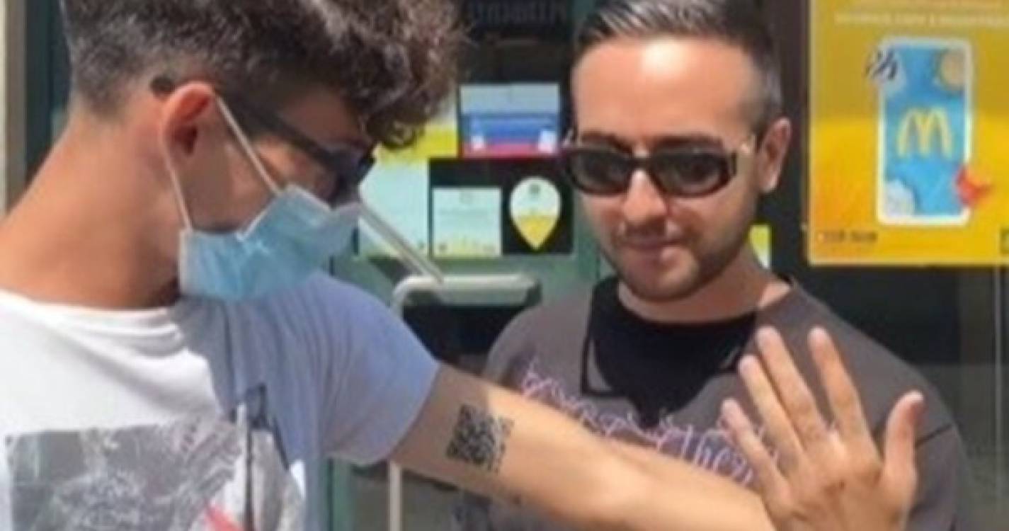 Jovem italiano tatua certificado digital no braço
