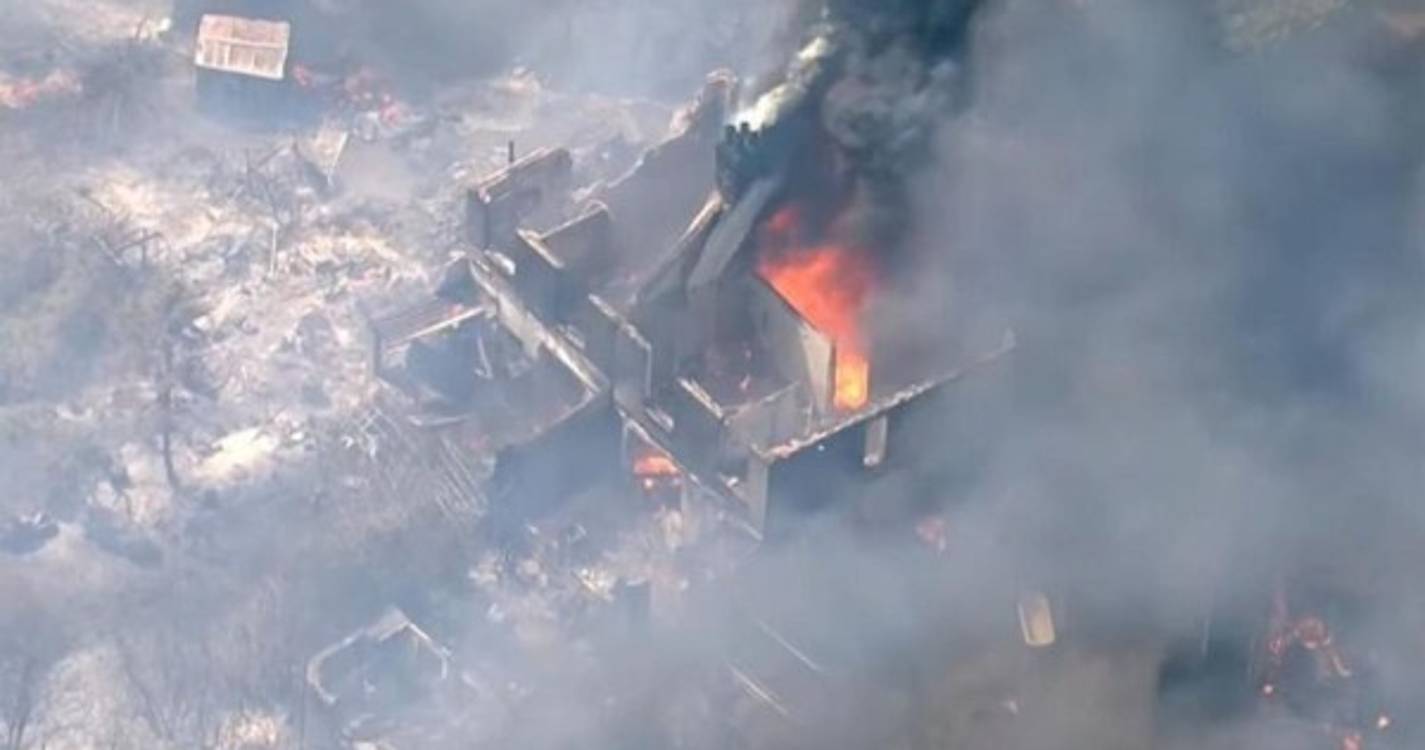 Catorze pessoas retiradas de casas após incêndio em Londres