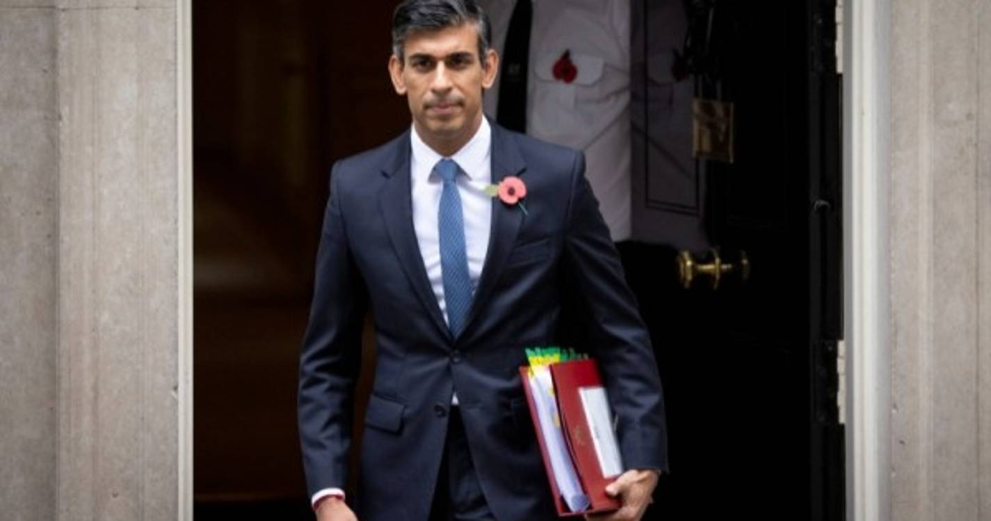 Primeiro-ministro britânico promete medidas "justas" para lidar com a crise