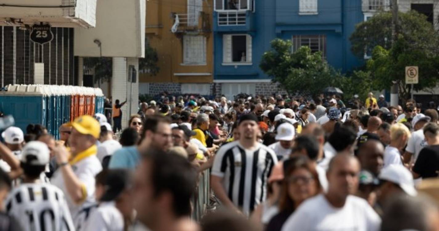 Muitas horas de espera para despedida ao 'rei' Pelé