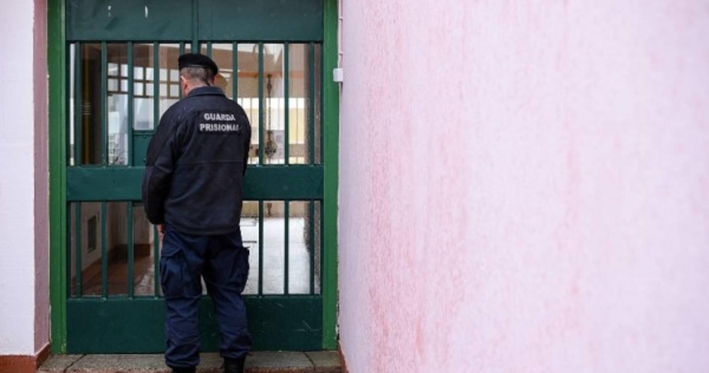 Covid-19: Parlamento aprova fim do regime excecional de libertação de reclusos