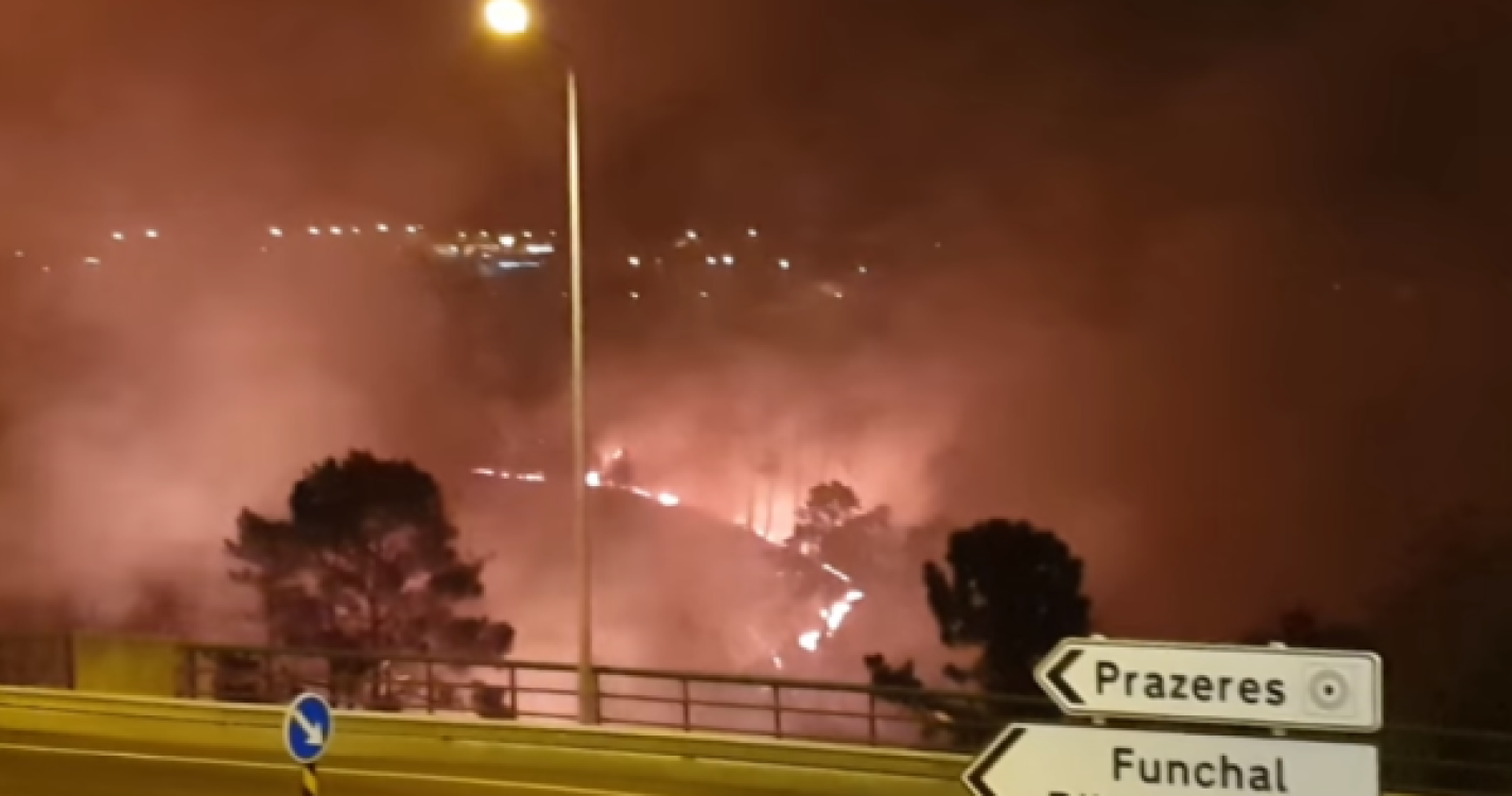 Incêndio nos Prazeres controlado, mas bombeiros ainda combatem pequena frente ativa (com vídeo)