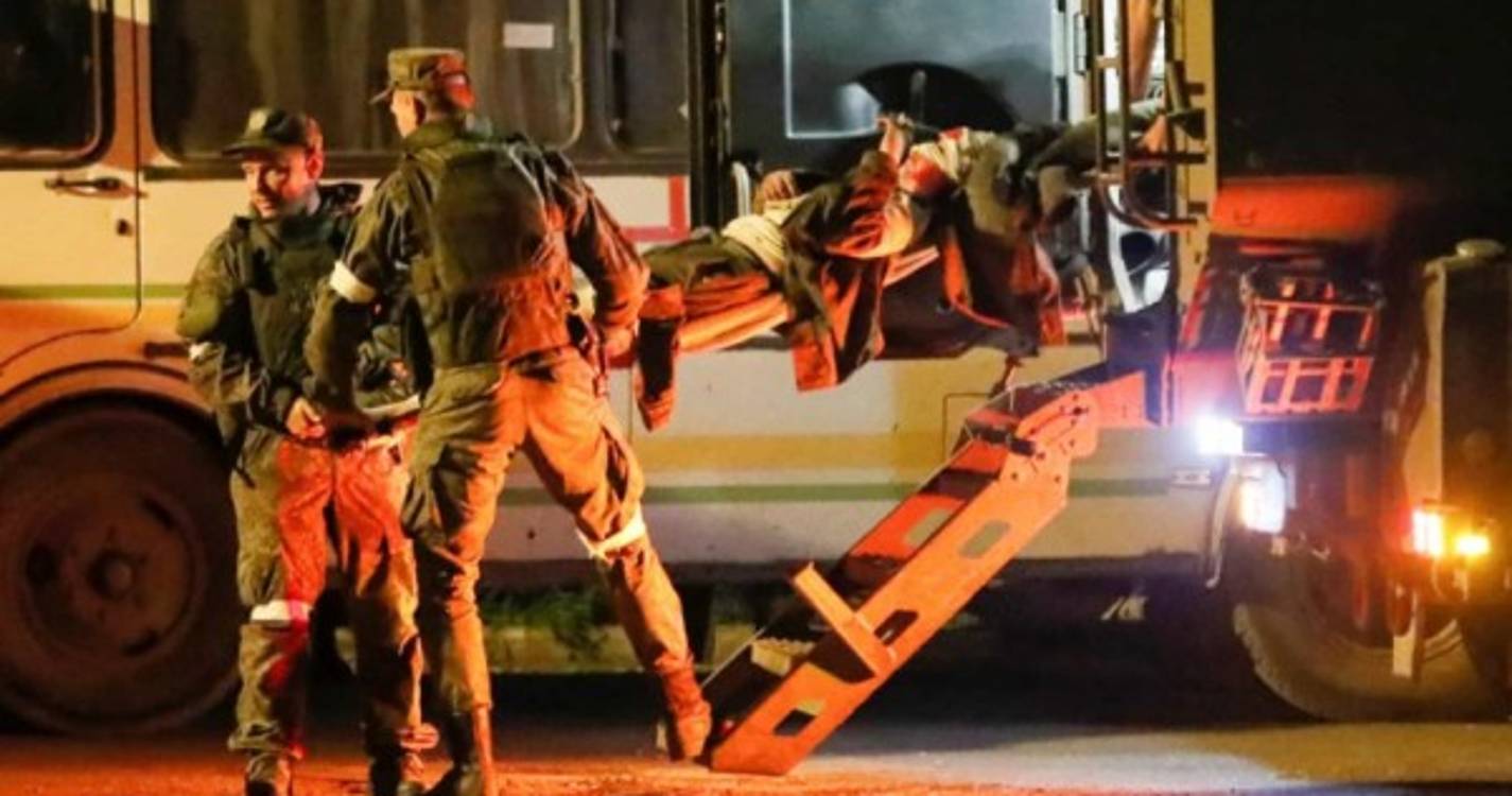 Soldados começam a ser retirados de Azovstal