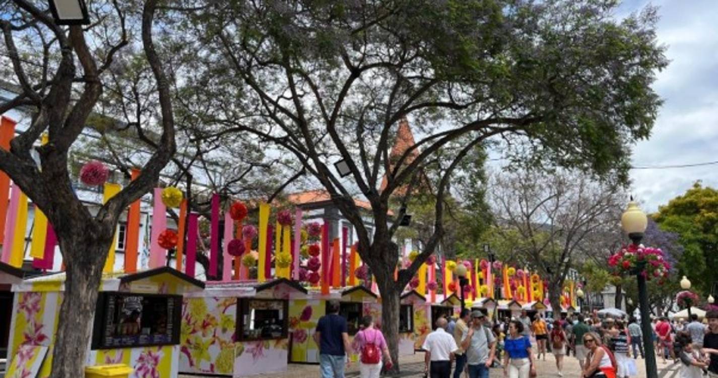 Turistas e locais enchem Placa Central da Avenida Arriaga