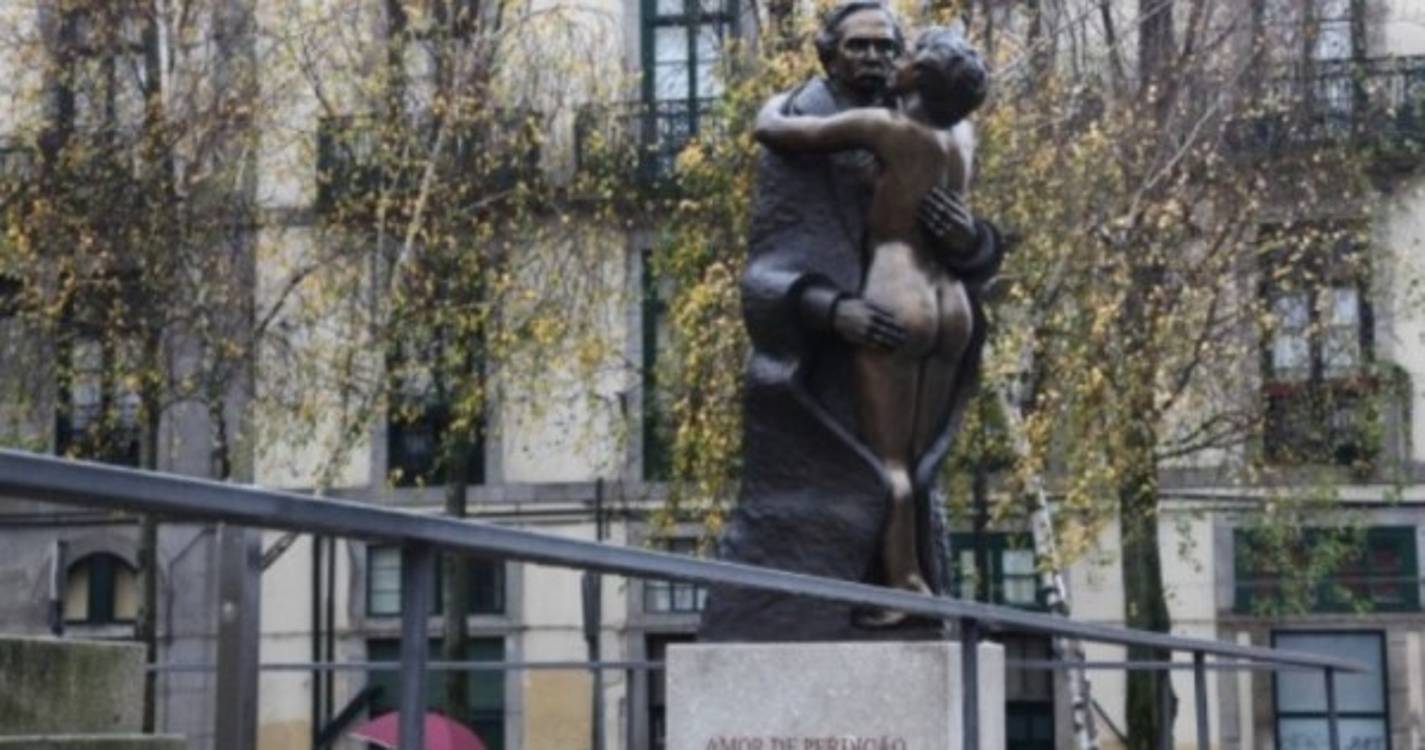 Câmara do Porto censura obra de Francisco Simões e manda retirar estátua de Camilo