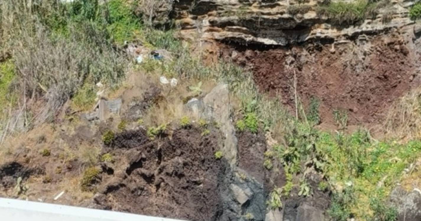 PPM alerta para ‘lixeira’ a céu aberto e passadiço danificado na Praia Formosa