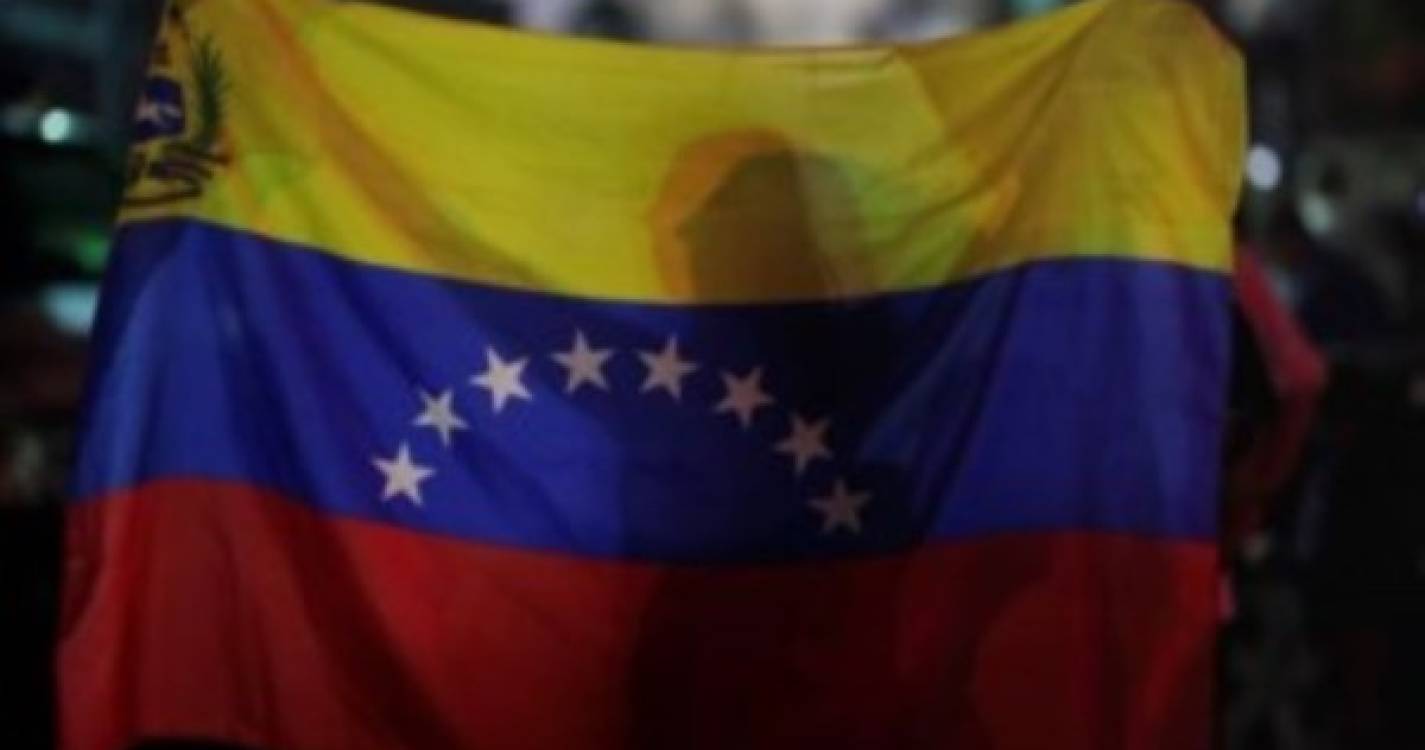 Venezuela: Bancos suspendem operações devido a reconversão monetária que elimina seis zeros