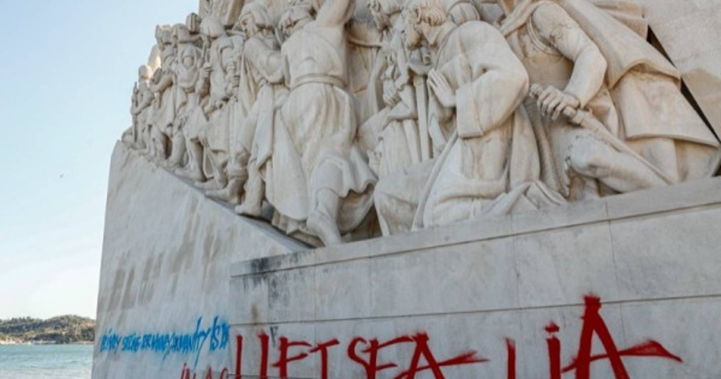 Concluída limpeza do ‘graffiti’ no Padrão dos Descobrimentos em Lisboa