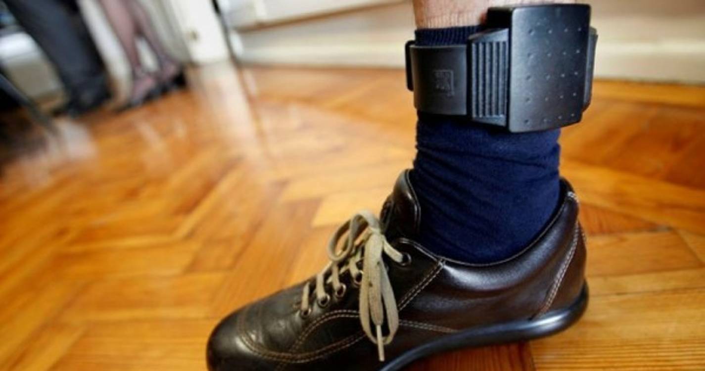 Violência doméstica: Suspeito de agredir companheira em Gouveia com pulseira eletrónica