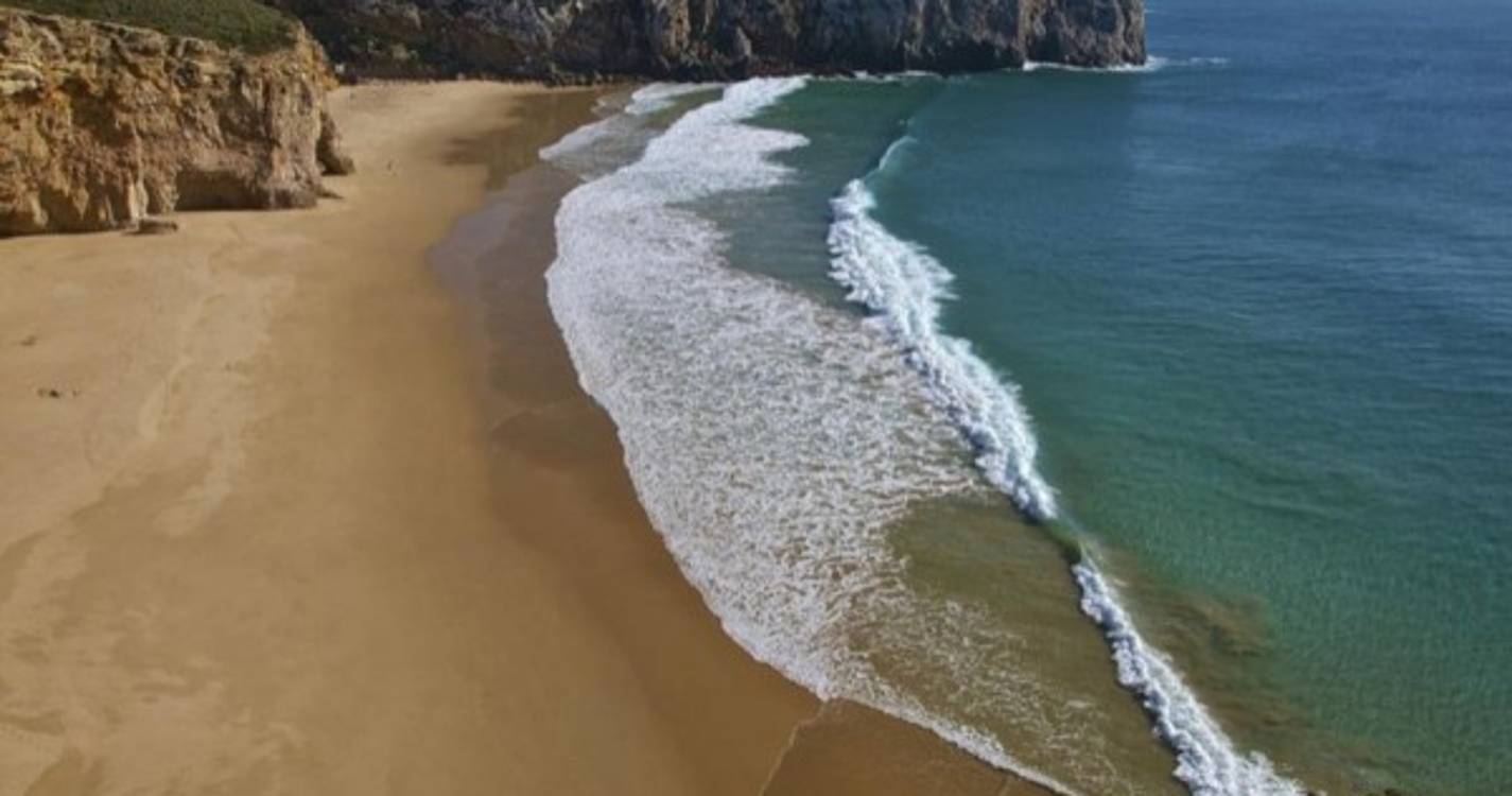 Filha de António Guterres cai de arriba em praia de Vila do Bispo juntamente com o namorado